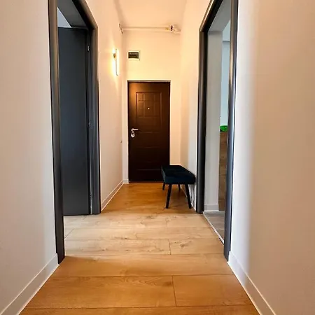 Lv Luxury - One Minute Away From Train Station
