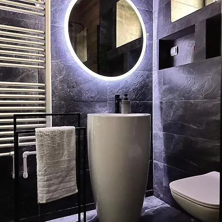 Lv Luxury - One Minute Away From Train Station Apartment *