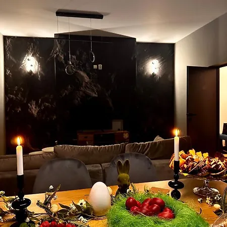 Lv Luxury - One Minute Away From Train Station