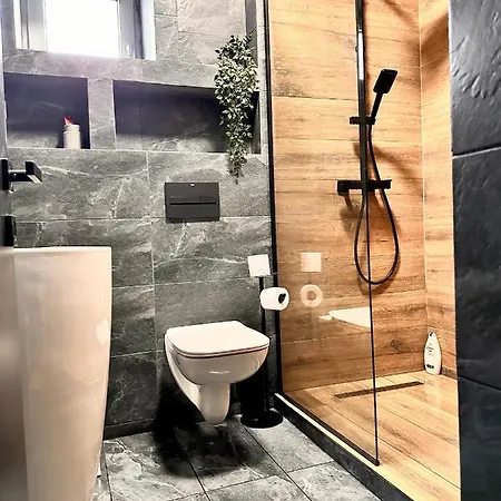 Lv Luxury - One Minute Away From Train Station