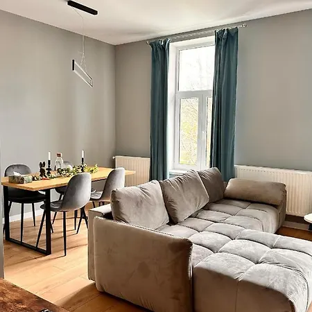 Lv Luxury - One Minute Away From Train Station Apartment *