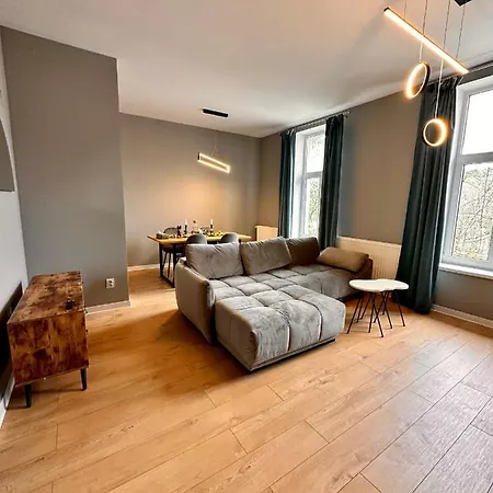 Apartment Lv Luxury - One Minute Away From Train Station *
