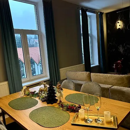 Apartment Lv Luxury - One Minute Away From Train Station