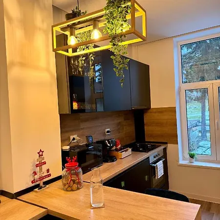 Lv Luxury - One Minute Away From Train Station *