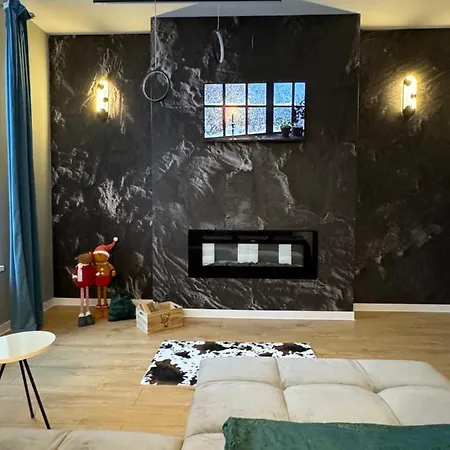 Lv Luxury - One Minute Away From Train Station *