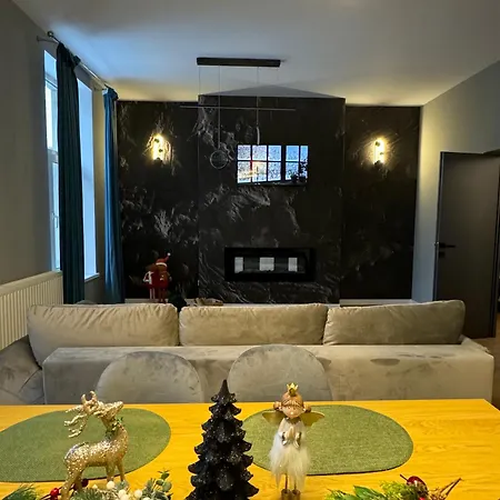 Apartment Lv Luxury - One Minute Away From Train Station *