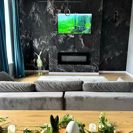 Lv Luxury - One Minute Away From Train Station Apartment Predeal
